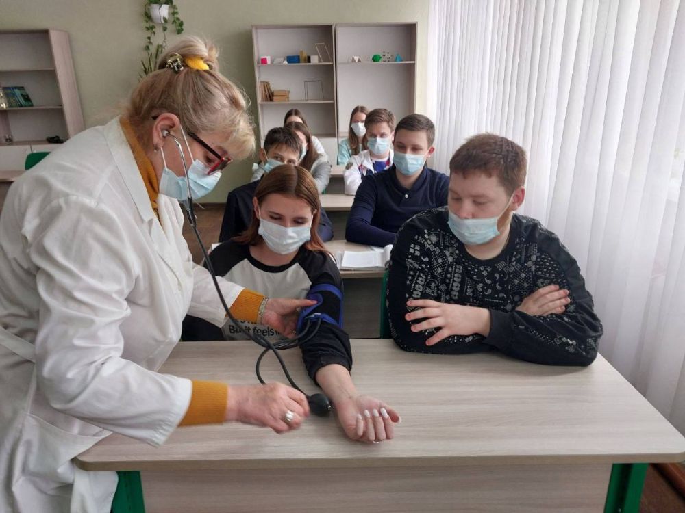 Врач Металлистской АОПСМ провела урок профориентации для выпускников Врач Металлистской АОПСМ провела урок профориентации для выпускников
