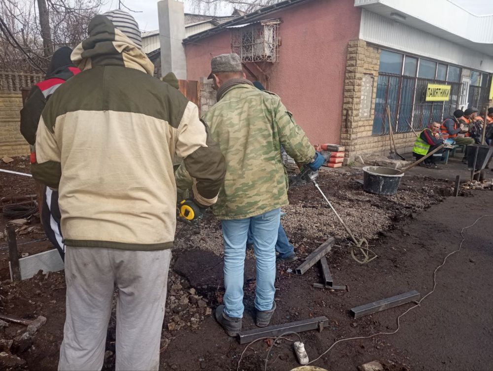 Подрядной организацией ведутся работы по устройству основания под новый остановочный павильон на улице Коммунистическая Подрядной организацией ведутся работы по устройству основания под новый остановочный павильон на улице Коммунистическая