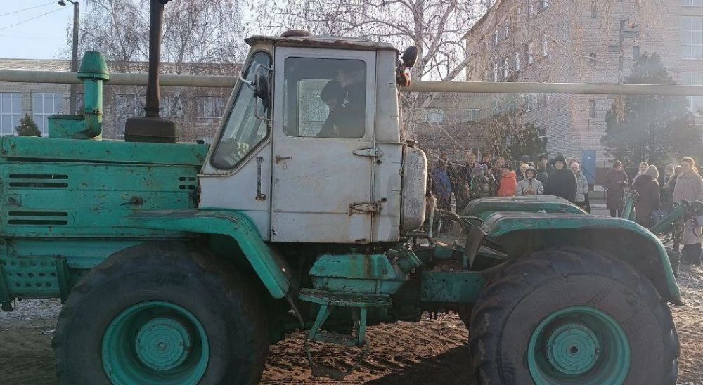 «Единая Россия» помогает молодежи ЛНР в выборе профессии «Единая Россия» помогает молодежи ЛНР в выборе профессии