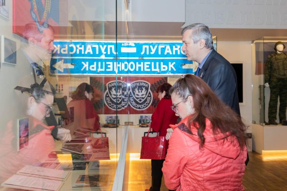 Министр культуры ЛНР Роман Олексин встретился с деятелями культуры и общественниками, создающими контент на тему СВО, в Луганском краеведческом музее Министр культуры ЛНР Роман Олексин встретился с деятелями культуры и общественниками, создающими контент на тему СВО, в Луганском краеведческом музее