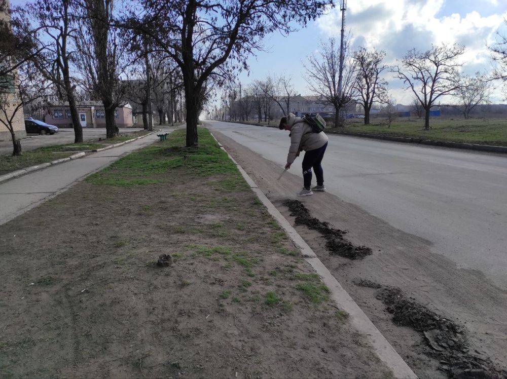 На подведомственных Администрации Краснолучского городского округа территориях продолжаются работы по благоустройству На подведомственных Администрации Краснолучского городского округа территориях продолжаются работы по благоустройству