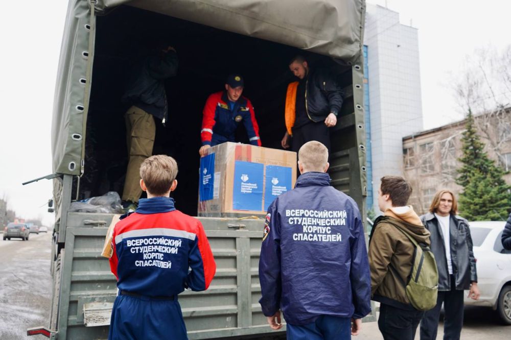 Студенты-спасатели помогли с разгрузкой гуманитарной помощи для военнослужащих Студенты-спасатели помогли с разгрузкой гуманитарной помощи для военнослужащих