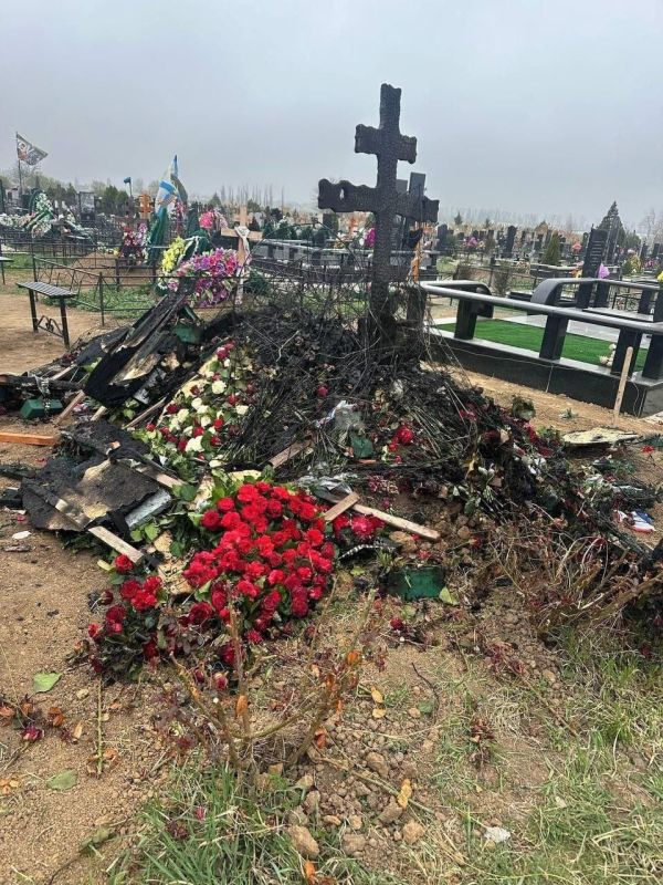 Вандалы осквернили могилу погибшего военкора Федорчака в Крыму Вандалы осквернили могилу погибшего военкора Федорчака в Крыму