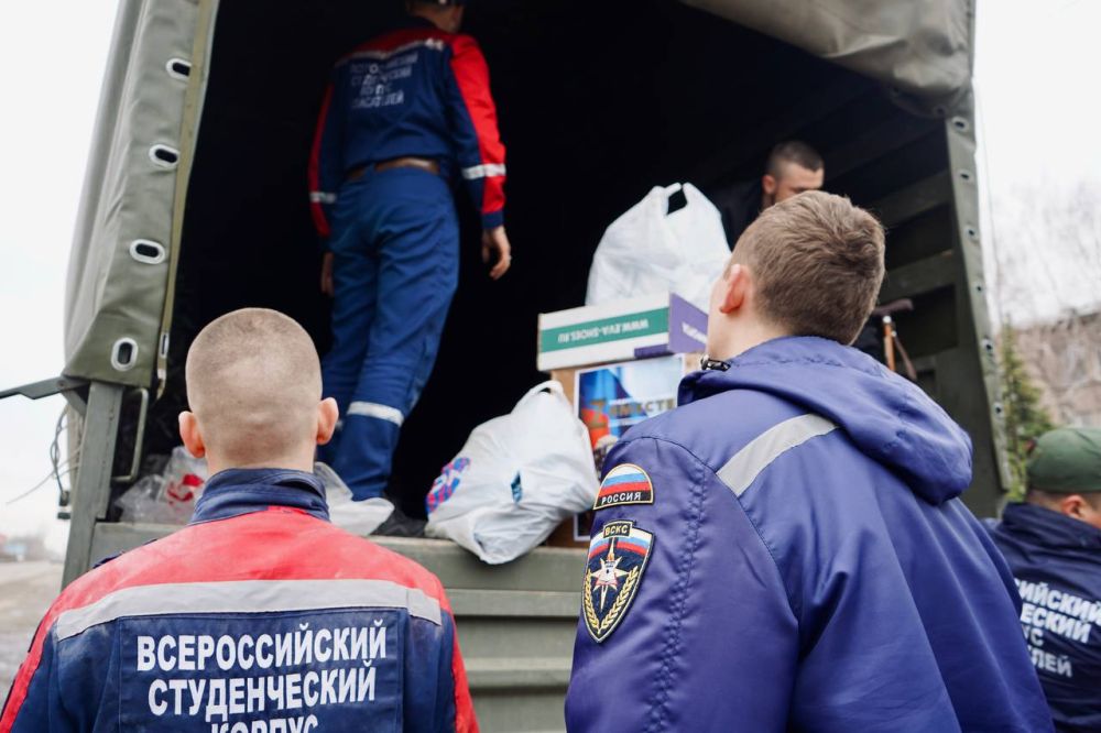 Студенты-спасатели помогли с разгрузкой гуманитарной помощи для военнослужащих Студенты-спасатели помогли с разгрузкой гуманитарной помощи для военнослужащих