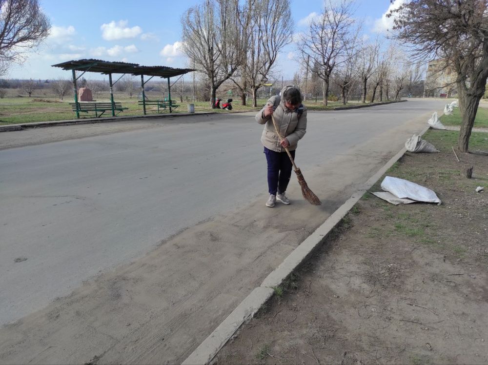 На подведомственных Администрации Краснолучского городского округа территориях продолжаются работы по благоустройству На подведомственных Администрации Краснолучского городского округа территориях продолжаются работы по благоустройству