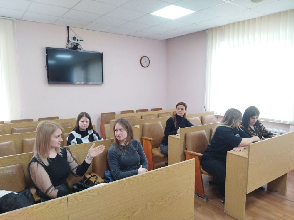 Сегодня в зале Администрации городского округа Ровеньки прошло заседание Молодежного совета, в котором приняли участие активные и инициативные представители молодежи нашего города Сегодня в зале Администрации городского округа Ровеньки прошло заседание Молодежного совета, в котором приняли участие активные и инициативные представители молодежи нашего города