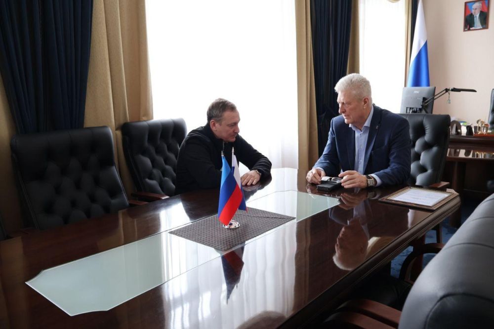Сергей Козенко: В конце прошедшей недели наш округ посетил заместитель Министра строительства и жилищно-коммунального хозяйства Луганской Народной Республики Артём Анисимов Сергей Козенко: В конце прошедшей недели наш округ посетил заместитель Министра строительства и жилищно-коммунального хозяйства Луганской Народной Республики Артём Анисимов