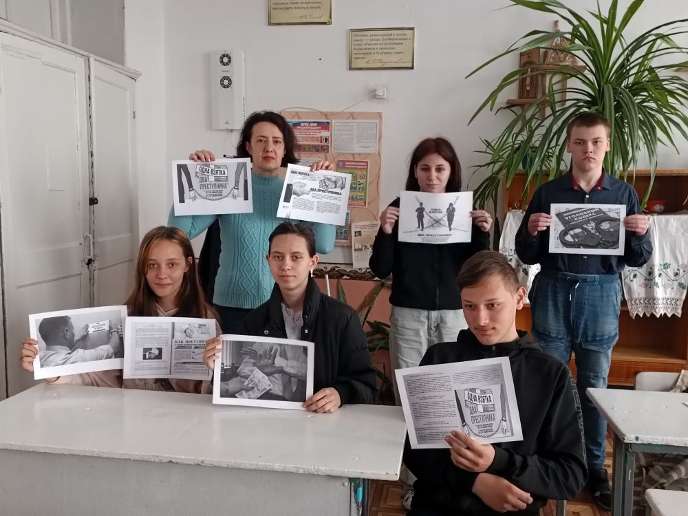 Для учащихся 8-9 классов Ровеньковской вечерней(сменной) школы им. В.В. Маловичко проведен урок правовых знаний «Взятка» Для учащихся 8-9 классов Ровеньковской вечерней(сменной) школы им. В.В. Маловичко проведен урок правовых знаний «Взятка»