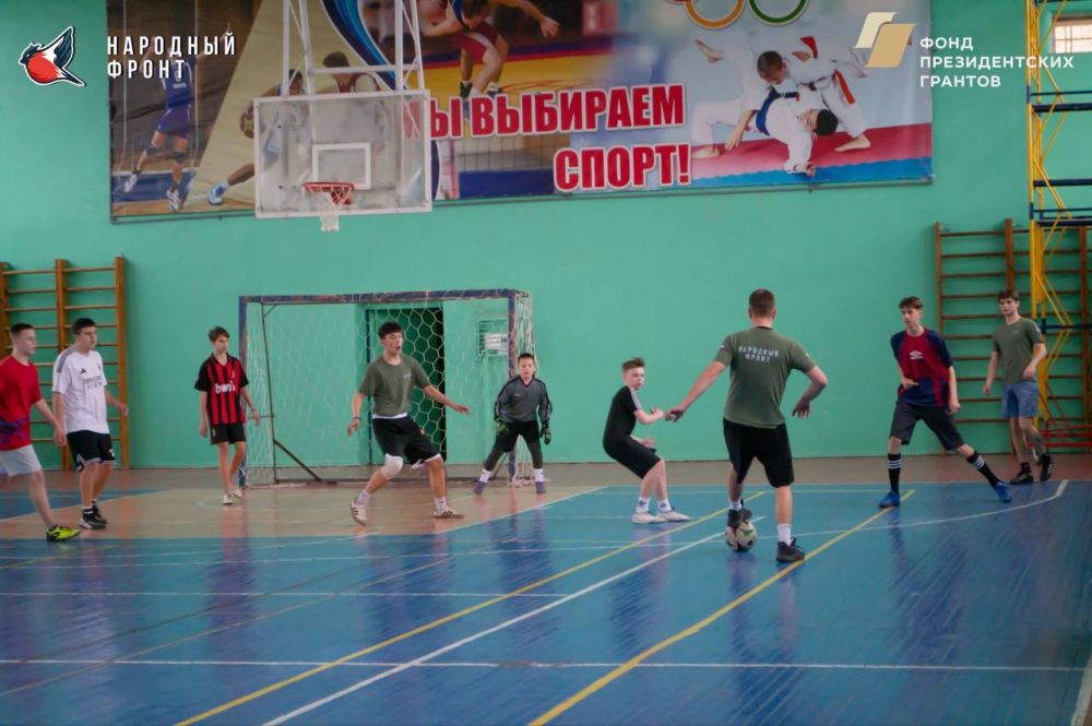 Сегодня на футбольном поле разгорелась настоящая битва – Молодежка Народного Фронта и Юнармия провели товарищеский матч по футболу! Сегодня на футбольном поле разгорелась настоящая битва – Молодежка Народного Фронта и Юнармия провели товарищеский матч по футболу!