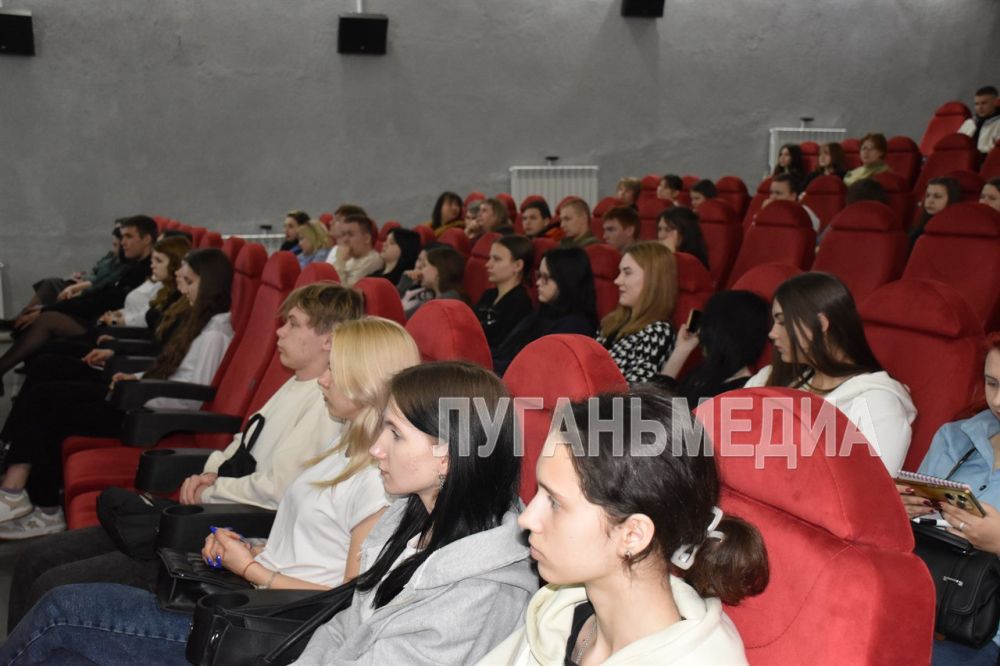 В Ровеньках прошло обучение волонтеров для участия в реализации федерального проекта «Формирование комфортной городской среды» В Ровеньках прошло обучение волонтеров для участия в реализации федерального проекта «Формирование комфортной городской среды»