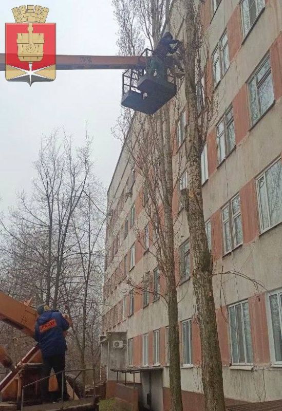 Коммунальные службы проводят работы на территории города Коммунальные службы проводят работы на территории города