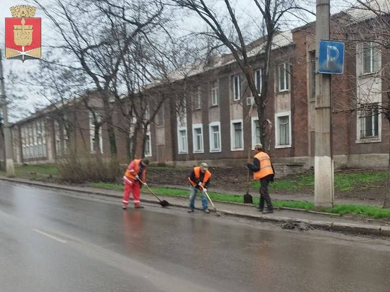 Коммунальные службы проводят работы на территории города Коммунальные службы проводят работы на территории города