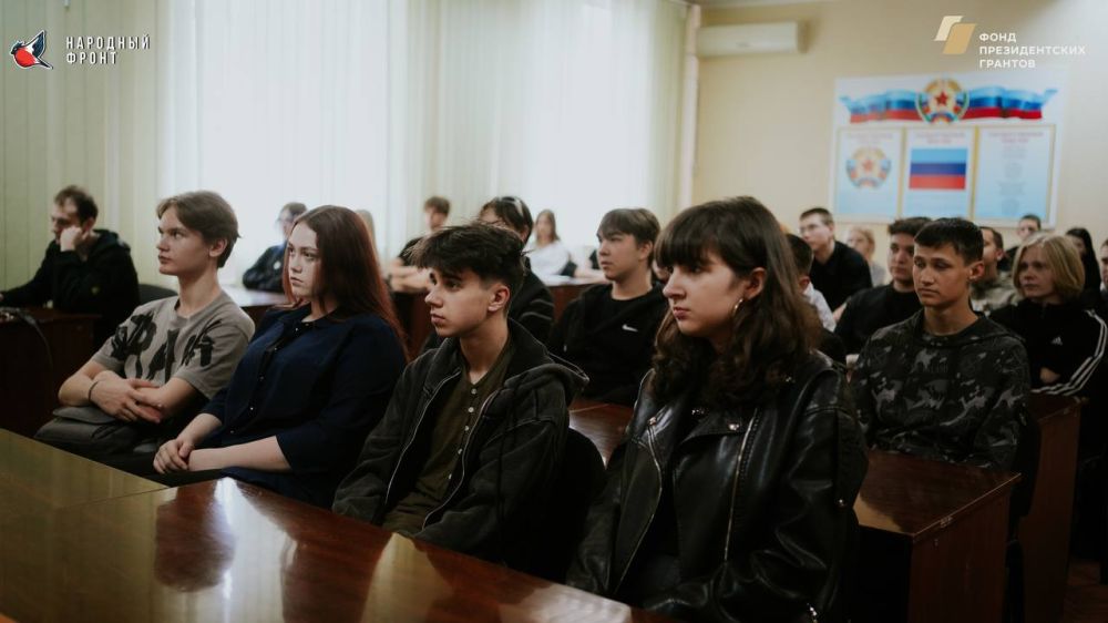 На днях представители Молодежки Народного Фронта провели активную агитационную работу в Луганском архитектурно-строительном колледже! Мы пришли к студентам, чтобы рассказать о нашей деятельности и пригласить их в свою... На днях представители Молодежки Народного Фронта провели активную агитационную работу в Луганском архитектурно-строительном колледже! Мы пришли к студентам, чтобы рассказать о нашей деятельности и пригласить их в свою...