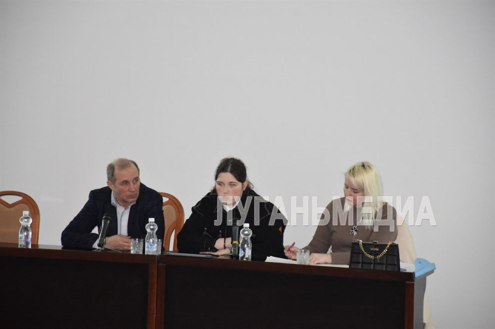 В Ровеньках прошло обучение волонтеров для участия в реализации федерального проекта «Формирование комфортной городской среды» В Ровеньках прошло обучение волонтеров для участия в реализации федерального проекта «Формирование комфортной городской среды»