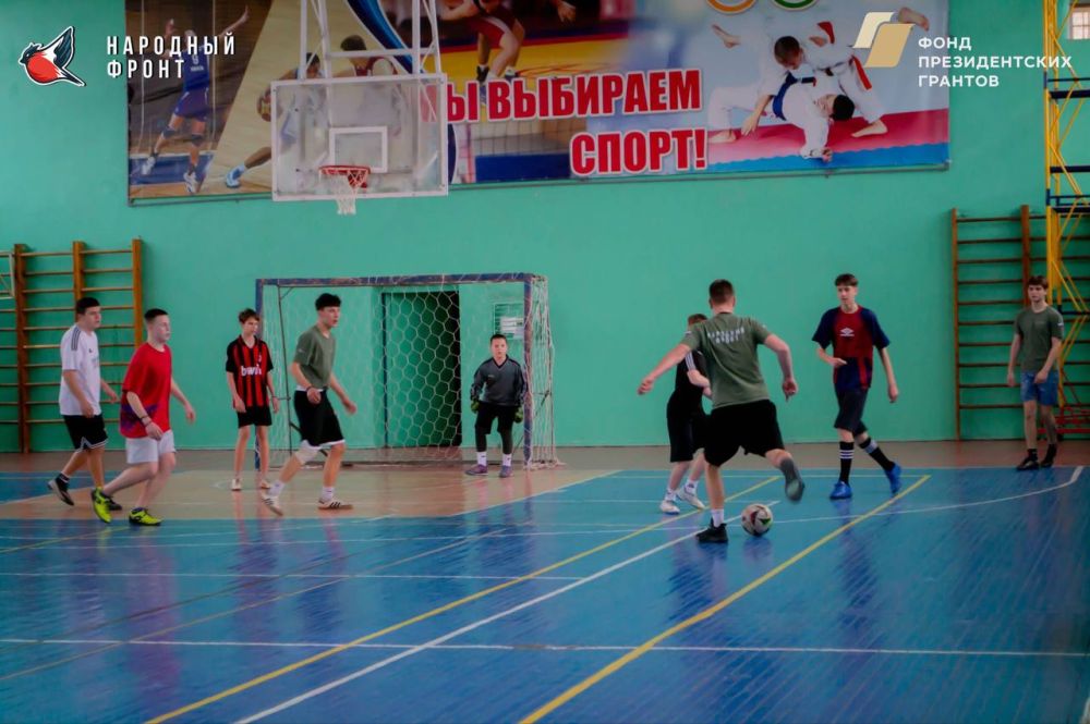 Сегодня на футбольном поле разгорелась настоящая битва – Молодежка Народного Фронта и Юнармия провели товарищеский матч по футболу! Сегодня на футбольном поле разгорелась настоящая битва – Молодежка Народного Фронта и Юнармия провели товарищеский матч по футболу!