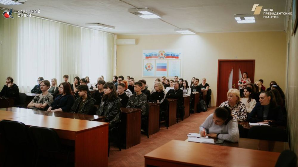На днях представители Молодежки Народного Фронта провели активную агитационную работу в Луганском архитектурно-строительном колледже! Мы пришли к студентам, чтобы рассказать о нашей деятельности и пригласить их в свою... На днях представители Молодежки Народного Фронта провели активную агитационную работу в Луганском архитектурно-строительном колледже! Мы пришли к студентам, чтобы рассказать о нашей деятельности и пригласить их в свою...