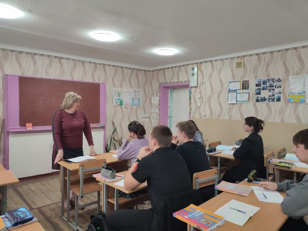 Сотрудники по управлению персоналом Родаковской дистанции пути Луганского филиала ФГУП «Железные дороги Новороссии» провели профориентационную работу среди старшеклассников Сотрудники по управлению персоналом Родаковской дистанции пути Луганского филиала ФГУП «Железные дороги Новороссии» провели профориентационную работу среди старшеклассников