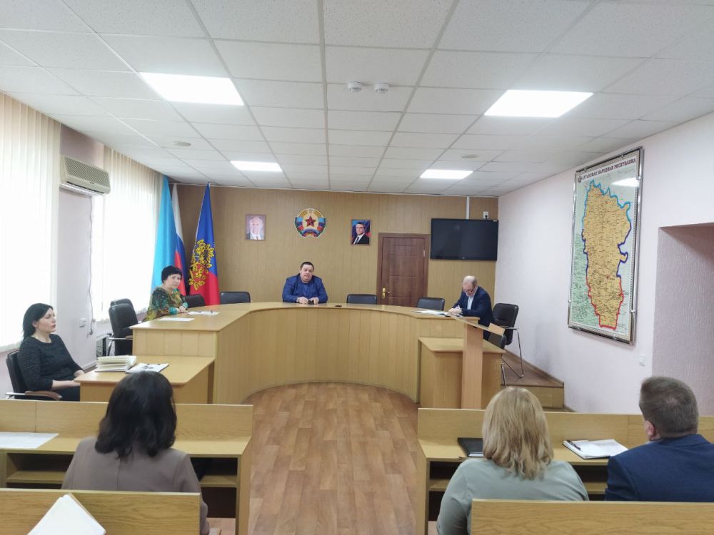 Глава городского округа город Ровеньки Андрей Викторович Рубанцов понедельник начал с традиционного рабочего совещания Глава городского округа город Ровеньки Андрей Викторович Рубанцов понедельник начал с традиционного рабочего совещания
