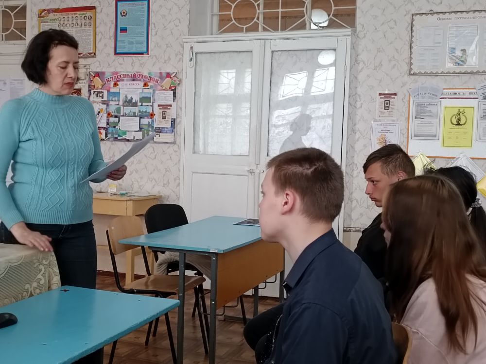 Для учащихся 8-9 классов Ровеньковской вечерней(сменной) школы им. В.В. Маловичко проведен урок правовых знаний «Взятка» Для учащихся 8-9 классов Ровеньковской вечерней(сменной) школы им. В.В. Маловичко проведен урок правовых знаний «Взятка»