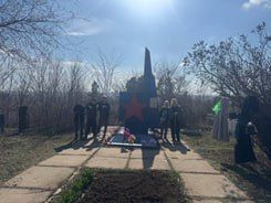 Волонтерские отряды школ Луганска наводят порядок на территориях закрепленных памятников и мемориалов Волонтерские отряды школ Луганска наводят порядок на территориях закрепленных памятников и мемориалов