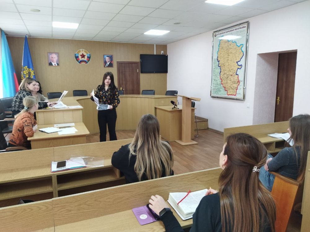 Сегодня в зале Администрации городского округа Ровеньки прошло заседание Молодежного совета, в котором приняли участие активные и инициативные представители молодежи нашего города Сегодня в зале Администрации городского округа Ровеньки прошло заседание Молодежного совета, в котором приняли участие активные и инициативные представители молодежи нашего города