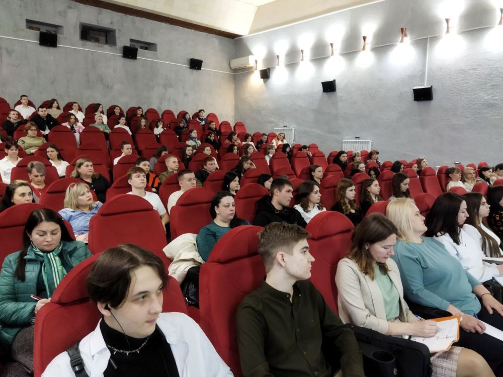 Сегодня в ДК им. Горького города Ровеньки волонтеры проходили обучение для участия в реализации федерального проекта «Формирование комфортной городской среды» в ЛНР, которое проводили заместитель Главы Щербаков Сергей и... Сегодня в ДК им. Горького города Ровеньки волонтеры проходили обучение для участия в реализации федерального проекта «Формирование комфортной городской среды» в ЛНР, которое проводили заместитель Главы Щербаков Сергей и...