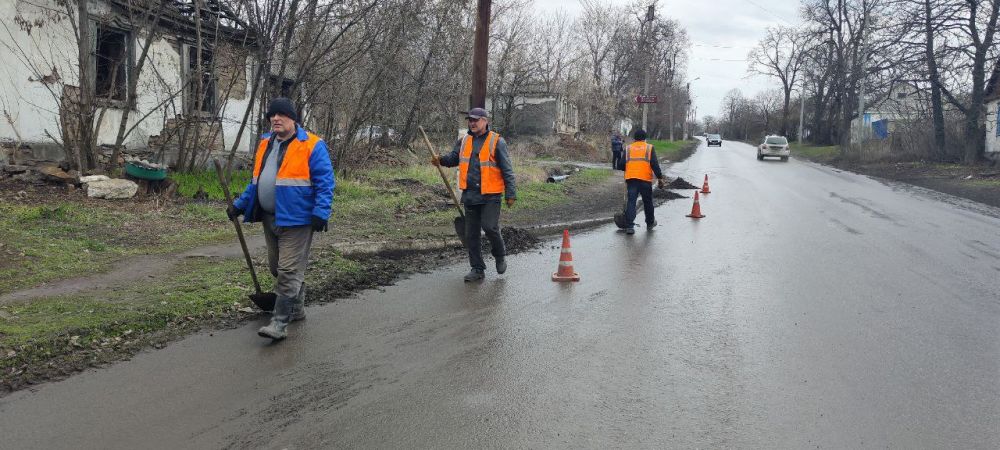 На подведомственных Администрации Краснолучского городского округа территориях продолжаются работы по благоустройству На подведомственных Администрации Краснолучского городского округа территориях продолжаются работы по благоустройству