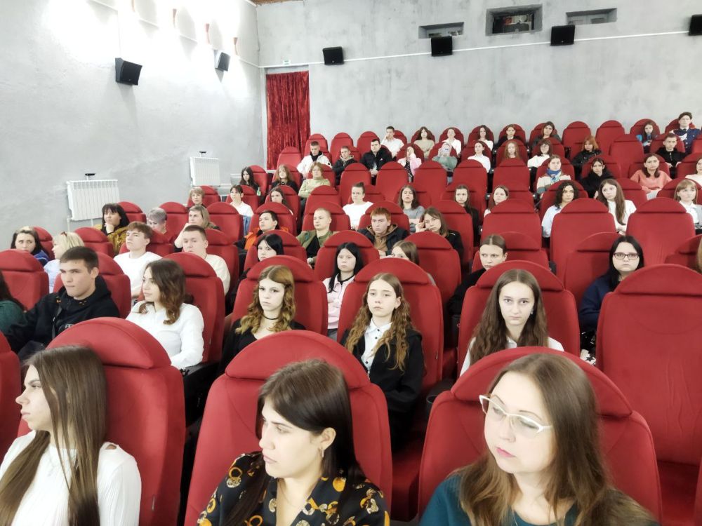 Сегодня в ДК им. Горького города Ровеньки волонтеры проходили обучение для участия в реализации федерального проекта «Формирование комфортной городской среды» в ЛНР, которое проводили заместитель Главы Щербаков Сергей и... Сегодня в ДК им. Горького города Ровеньки волонтеры проходили обучение для участия в реализации федерального проекта «Формирование комфортной городской среды» в ЛНР, которое проводили заместитель Главы Щербаков Сергей и...