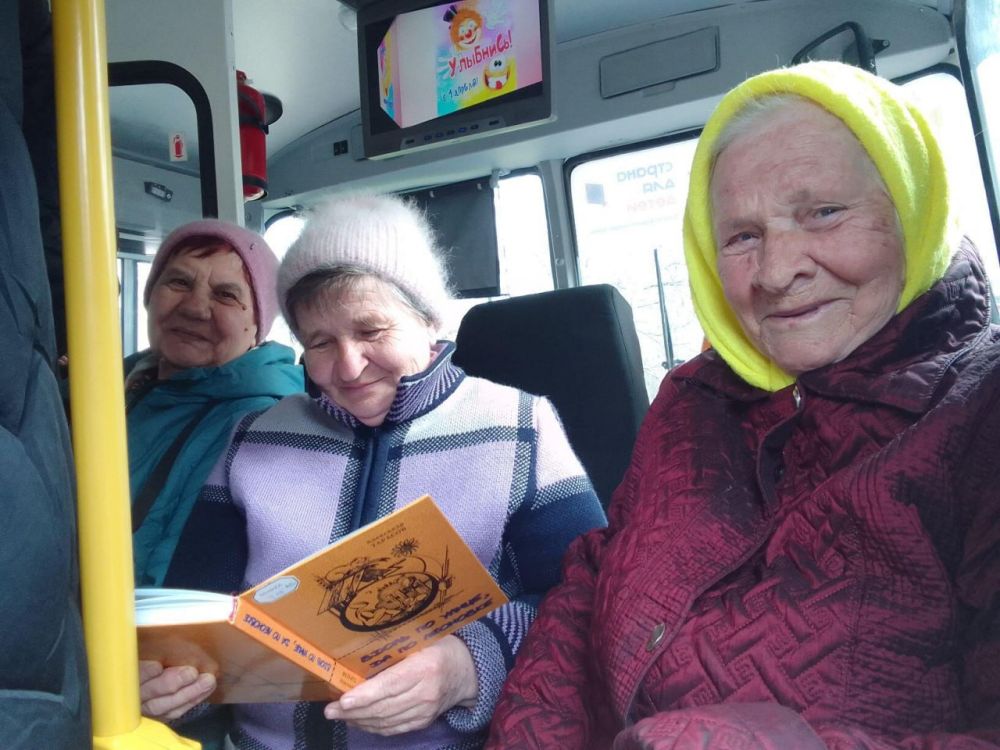 "Библиобус" провел праздник смеха в селах Пархоменко и Кружиловка "Библиобус" провел праздник смеха в селах Пархоменко и Кружиловка