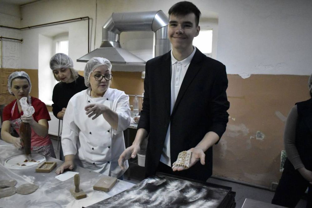 1 апреля, по инициативе координатора проекта «Выбирай свое» партии «Единая Россия», депутата Совета городского округа города Брянки Татьяны Лондаренко была организована экскурсия на предприятие по производству кондитерских... 1 апреля, по инициативе координатора проекта «Выбирай свое» партии «Единая Россия», депутата Совета городского округа города Брянки Татьяны Лондаренко была организована экскурсия на предприятие по производству кондитерских...