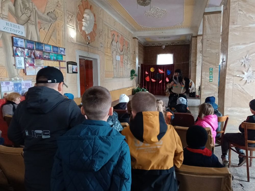 1 апреля в фойе клуба города Вахрушево прошло яркое театрализованное представление «В страну ХоХатанию», посвящённое Дню юмора и смеха 1 апреля в фойе клуба города Вахрушево прошло яркое театрализованное представление «В страну ХоХатанию», посвящённое Дню юмора и смеха