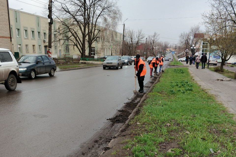 В Свердловском муниципалитете продолжается уборка наносного грунта на автодорогах В Свердловском муниципалитете продолжается уборка наносного грунта на автодорогах