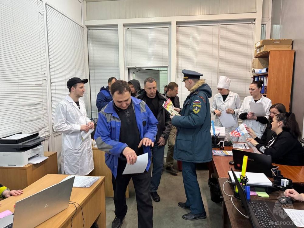 С работниками Луганского хладокомбината обсудили широкий спектр вопросов в сфере безопасности С работниками Луганского хладокомбината обсудили широкий спектр вопросов в сфере безопасности