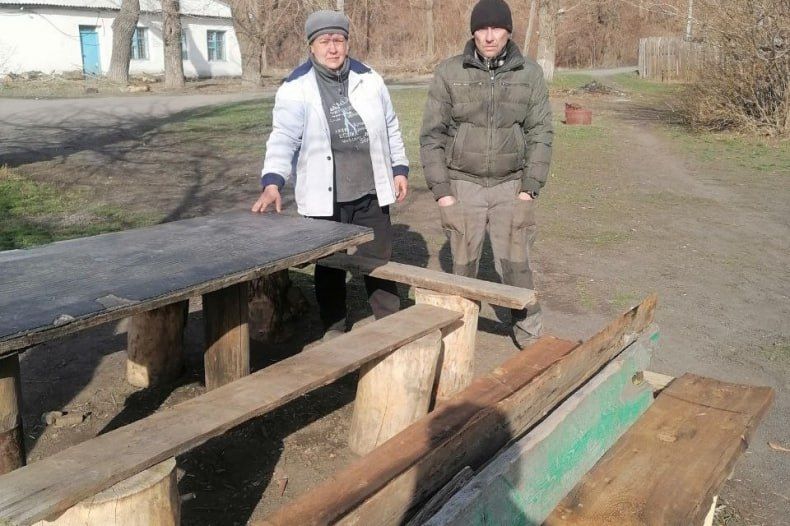 В пгт Шахтерский работниками отдела по обеспечению жизнедеятельности населённого пункта были проведены мероприятия по уборке от мусора обочины дороги В пгт Шахтерский работниками отдела по обеспечению жизнедеятельности населённого пункта были проведены мероприятия по уборке от мусора обочины дороги
