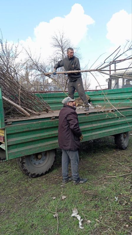 Виктория Сергеева: Коммунальщики в действии. Сегодня коммунальные службы осуществили вывоз ТБО с контейнерных площадок, тщательную уборку придомовых территорий и общественных пространств, также были выполнены работы по спилу... Виктория Сергеева: Коммунальщики в действии. Сегодня коммунальные службы осуществили вывоз ТБО с контейнерных площадок, тщательную уборку придомовых территорий и общественных пространств, также были выполнены работы по спилу...