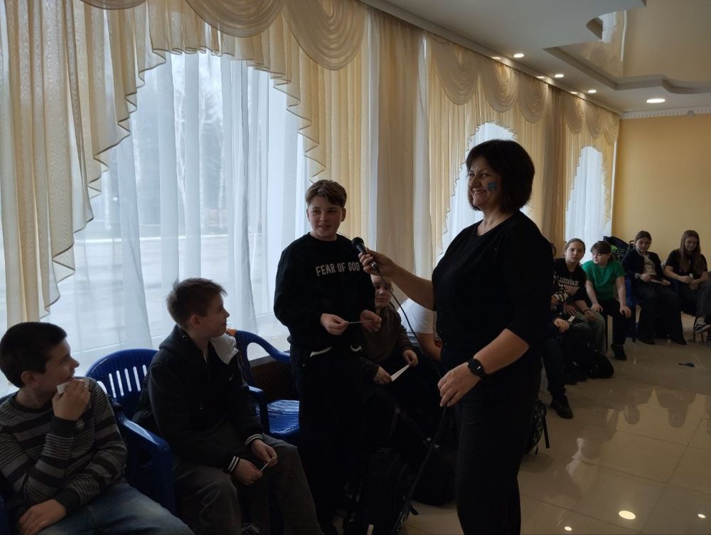 В МБУ ЛНР «Белокуракинский Дом культуры» 1 апреля - День смеха! День веселых обманов и розыгрышей! Благодаря ведущим на устах у каждого ребенка случилось одно из самых удивительных явлений в мире – улыбка В МБУ ЛНР «Белокуракинский Дом культуры» 1 апреля - День смеха! День веселых обманов и розыгрышей! Благодаря ведущим на устах у каждого ребенка случилось одно из самых удивительных явлений в мире – улыбка