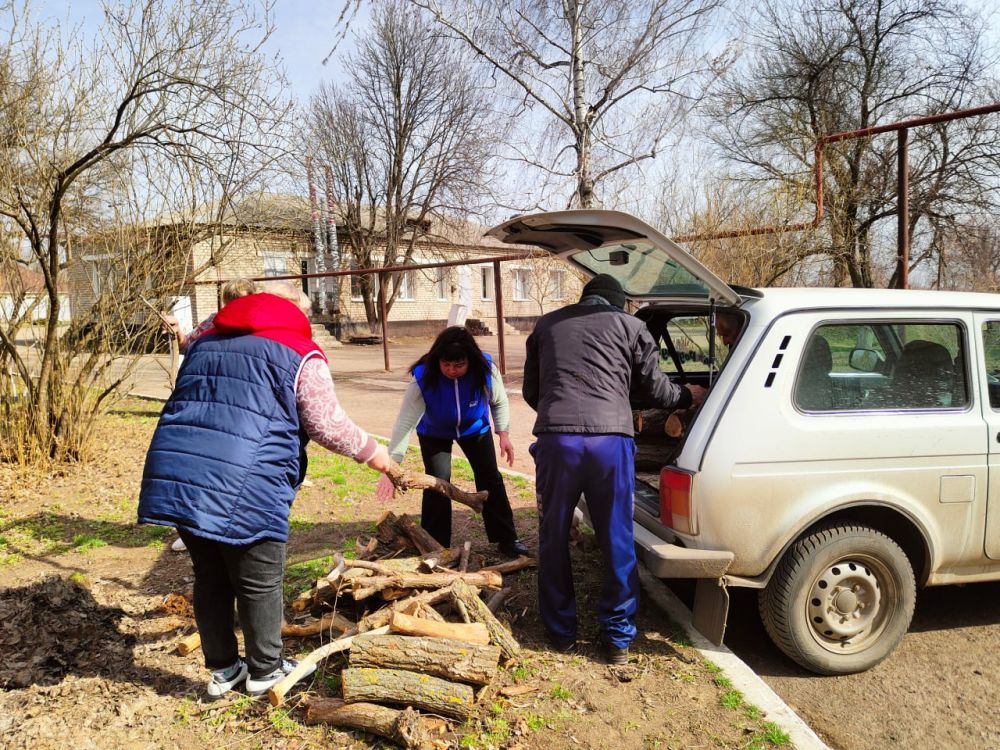 В рамках эстафеты добрых дел активисты «Единой Росии» оказали помощь пожилой одинокой женщине села Верхнешевыревка В рамках эстафеты добрых дел активисты «Единой Росии» оказали помощь пожилой одинокой женщине села Верхнешевыревка
