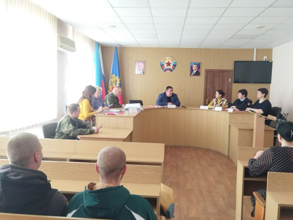 Сегодня Глава городского округа муниципальное образование городской округ город Ровеньки Луганской Народной Республики Андрей Викторович Рубанцов провел заседание призывной комиссии, которое состоялось в Администрации города... Сегодня Глава городского округа муниципальное образование городской округ город Ровеньки Луганской Народной Республики Андрей Викторович Рубанцов провел заседание призывной комиссии, которое состоялось в Администрации города...