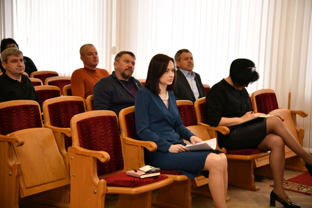 В Администрации Свердловского муниципального округа ЛНР обсудили изменения в Устав В Администрации Свердловского муниципального округа ЛНР обсудили изменения в Устав