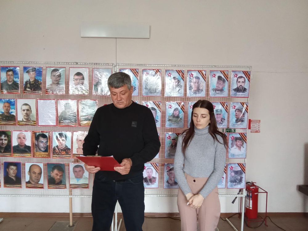 1 апреля в Пролетарском Доме культуры была открыта передвижная фотовыставка «Защитником быть - Родине служить», организованная сотрудниками муниципального бюджетного учреждения «Музей истории города Ровеньки» 1 апреля в Пролетарском Доме культуры была открыта передвижная фотовыставка «Защитником быть - Родине служить», организованная сотрудниками муниципального бюджетного учреждения «Музей истории города Ровеньки»