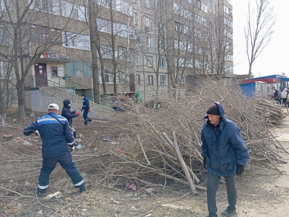 Коммунальные бригады из Калмыкии продолжают работать в Антрацитe Коммунальные бригады из Калмыкии продолжают работать в Антрацитe