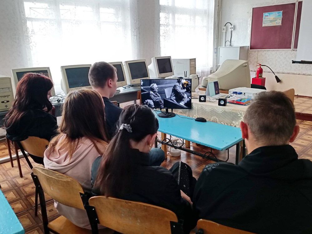 В Ровеньковской вечерней(сменной) школе им. В.В.Маловичко прошла лекция «Нюрнбергский процесс» В Ровеньковской вечерней(сменной) школе им. В.В.Маловичко прошла лекция «Нюрнбергский процесс»