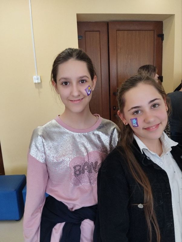 В МБУ ЛНР «Белокуракинский Дом культуры» 1 апреля - День смеха! День веселых обманов и розыгрышей! Благодаря ведущим на устах у каждого ребенка случилось одно из самых удивительных явлений в мире – улыбка В МБУ ЛНР «Белокуракинский Дом культуры» 1 апреля - День смеха! День веселых обманов и розыгрышей! Благодаря ведущим на устах у каждого ребенка случилось одно из самых удивительных явлений в мире – улыбка