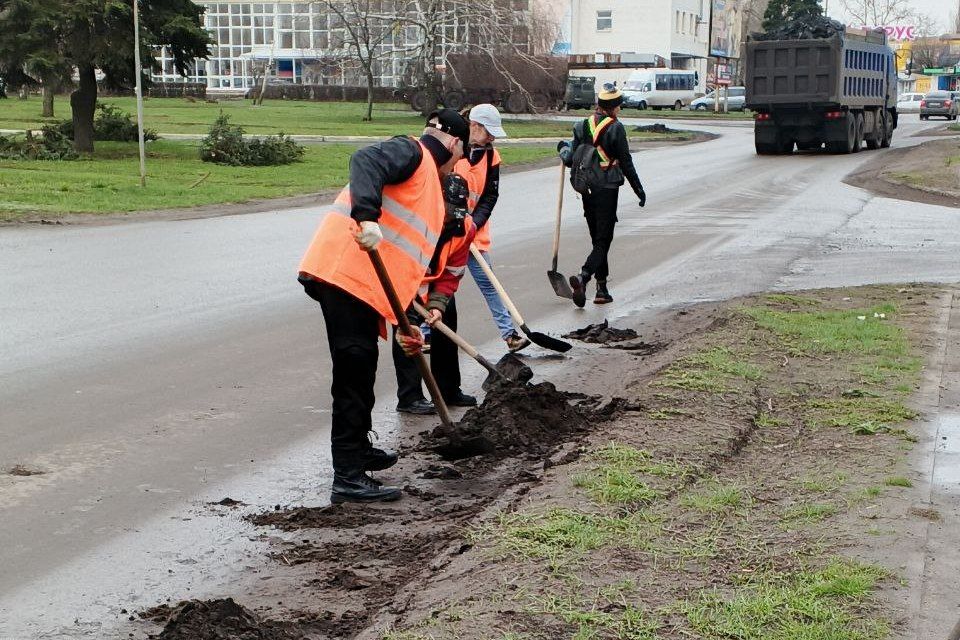 В Свердловском муниципалитете продолжается уборка наносного грунта на автодорогах В Свердловском муниципалитете продолжается уборка наносного грунта на автодорогах