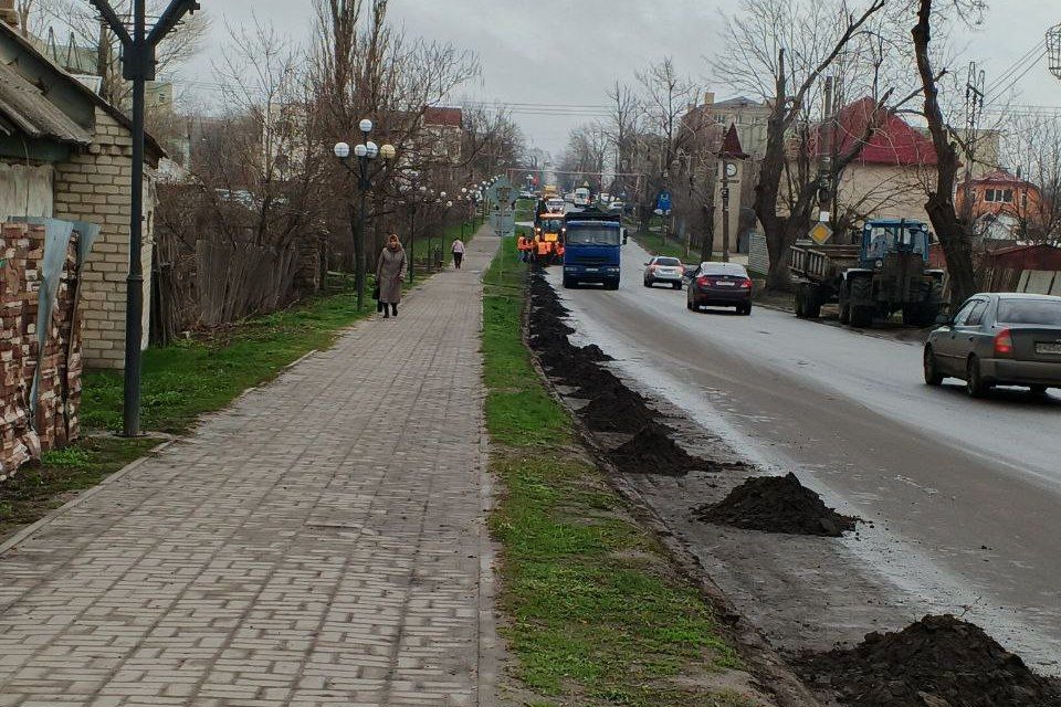 В Свердловском муниципалитете продолжается уборка наносного грунта на автодорогах В Свердловском муниципалитете продолжается уборка наносного грунта на автодорогах