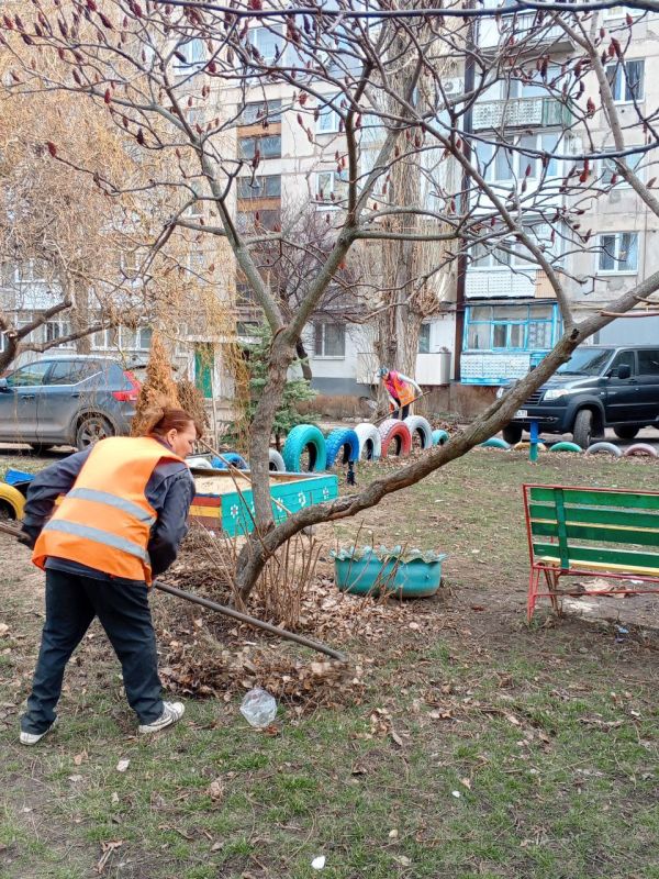 Работники жилсервисов приводят в порядок придомовую территорию на своих участках Работники жилсервисов приводят в порядок придомовую территорию на своих участках