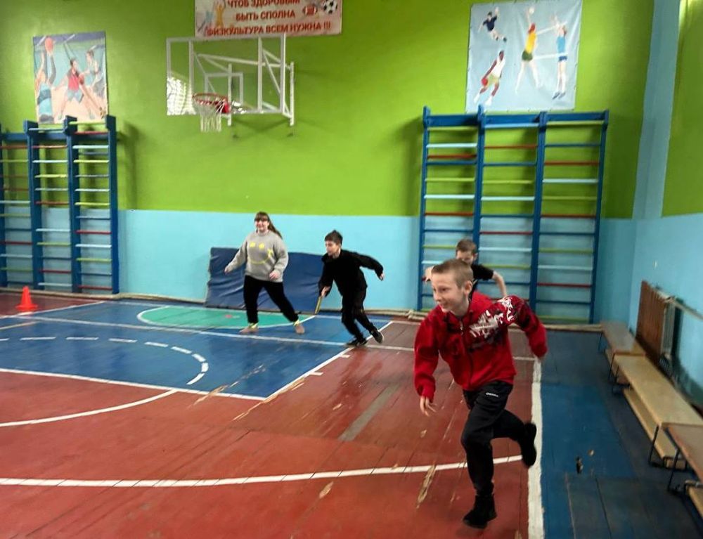 Отряд Первых «Позитив» Ровеньковской школы № 8, в рамках реализации воспитательной программы Луганский Характер по направлению "Спорт", организовал и провел Подвижную игру «Красное знамя» Отряд Первых «Позитив» Ровеньковской школы № 8, в рамках реализации воспитательной программы Луганский Характер по направлению "Спорт", организовал и провел Подвижную игру «Красное знамя»