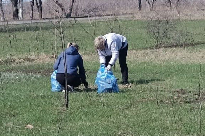В пгт Шахтерский работниками отдела по обеспечению жизнедеятельности населённого пункта были проведены мероприятия по уборке от мусора обочины дороги В пгт Шахтерский работниками отдела по обеспечению жизнедеятельности населённого пункта были проведены мероприятия по уборке от мусора обочины дороги