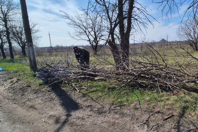 В пгт Шахтерский работниками отдела по обеспечению жизнедеятельности населённого пункта были проведены мероприятия по уборке от мусора обочины дороги В пгт Шахтерский работниками отдела по обеспечению жизнедеятельности населённого пункта были проведены мероприятия по уборке от мусора обочины дороги