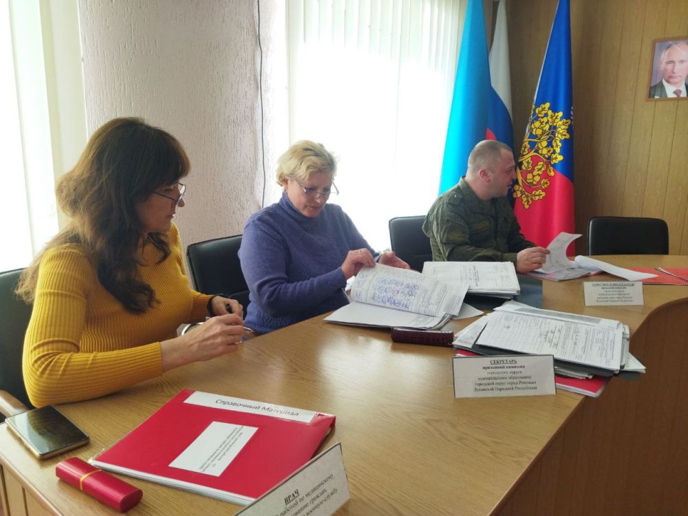Сегодня Глава городского округа муниципальное образование городской округ город Ровеньки Луганской Народной Республики Андрей Викторович Рубанцов провел заседание призывной комиссии, которое состоялось в Администрации города... Сегодня Глава городского округа муниципальное образование городской округ город Ровеньки Луганской Народной Республики Андрей Викторович Рубанцов провел заседание призывной комиссии, которое состоялось в Администрации города...